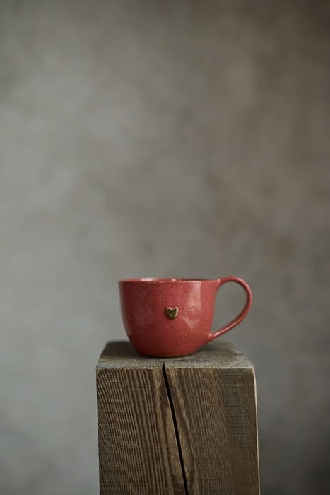 Filiżanka do espresso ceramiczna 100 ml malinowa ze złotym serduszkiem